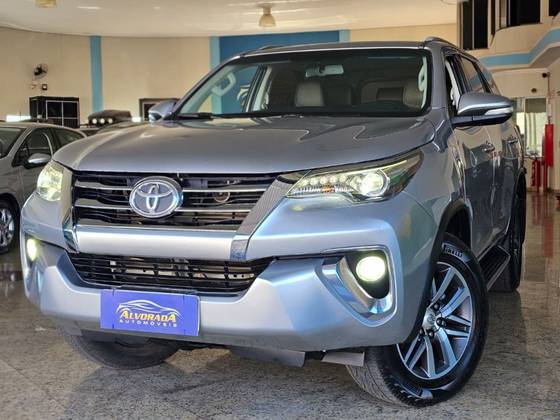 TOYOTA HILUX 2.8 SRX 4X4 CD 16V DIESEL 4P AUTOMÁTICO